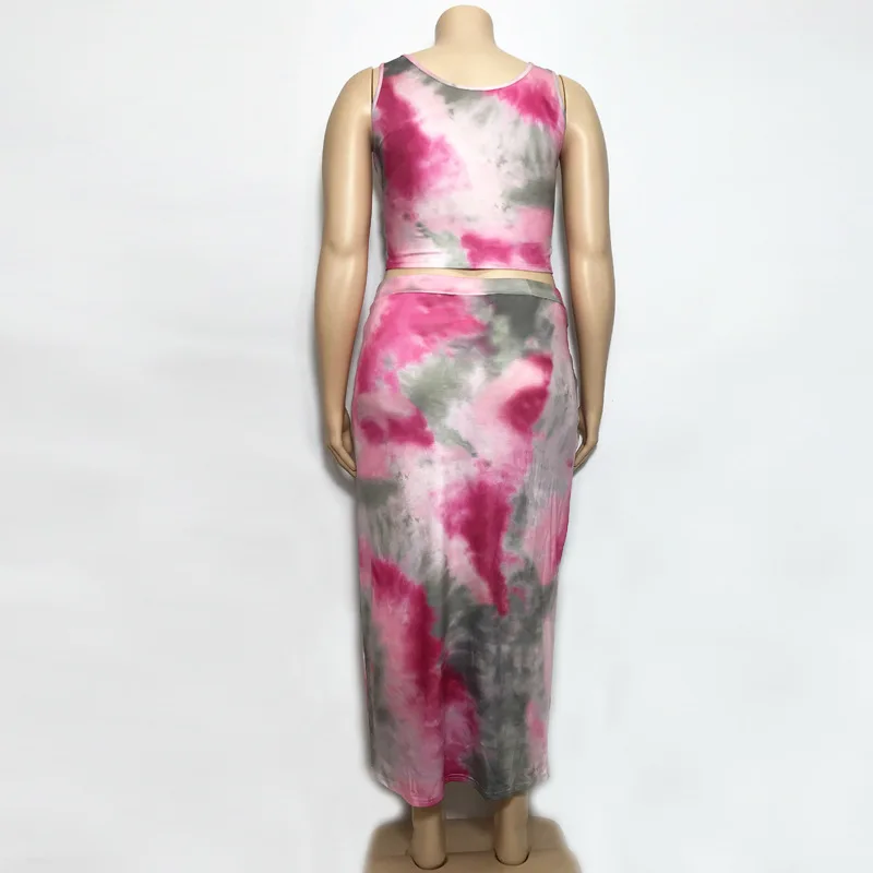 Женский комплект из двух предметов с юбкой и укороченным топом привлекательный