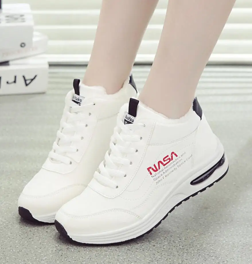 Женские зимние ботинки на плоской подошве теплые ботильоны платформе сезон