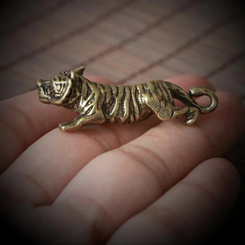 

Copper Tiger Small Ornaments Retro Brass Chinese Zodiac Animal Tiger Statue Figurines Keychains Pendants Antique Home Desk Decor