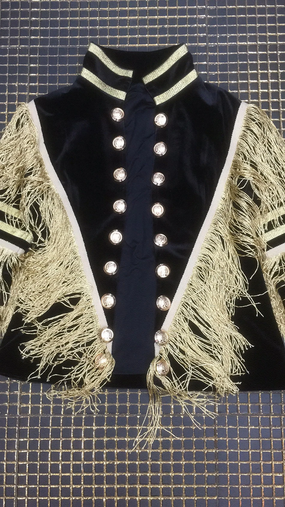 Женская бархатная приталенная куртка черная двубортная модельная вечерние