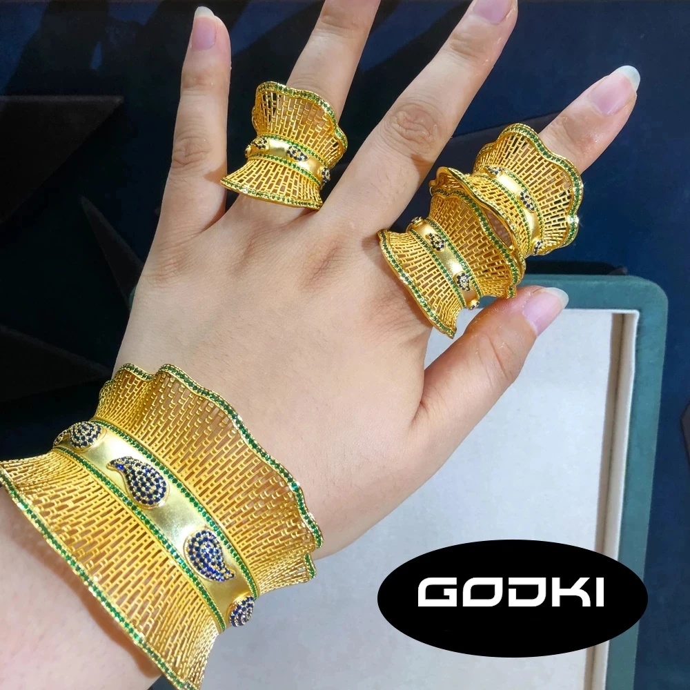 

Комплект из колье, серёг и браслета
