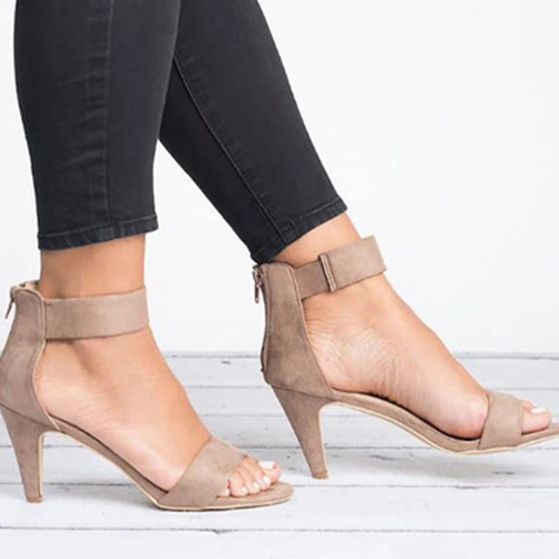 Женские леопардовые босоножки с ремешком на щиколотке и открытым носком | Обувь