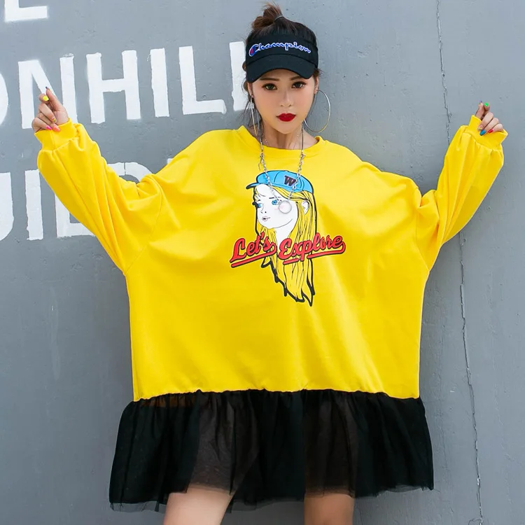 Женская футболка с длинным рукавом желтая длинная юбка выше колена красивым