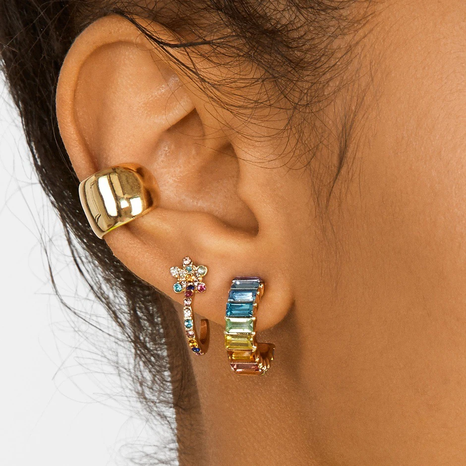 Серьги-гвоздики с-образной формы из разноцветного стекла с кристаллами