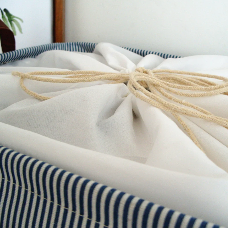 Складывающаяся тканевая сумка в крупную полоску может быть упакована сумку для