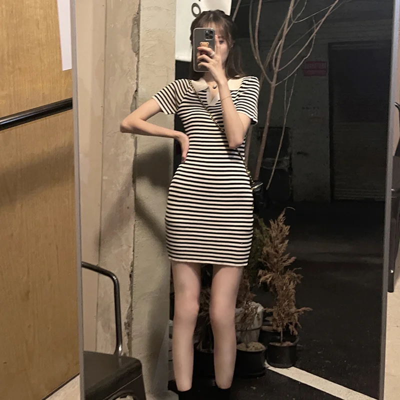 Женское мини-платье в полоску с отложным воротником