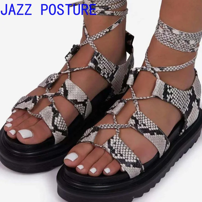 

Сандалии на платформе со змеиным принтом w196