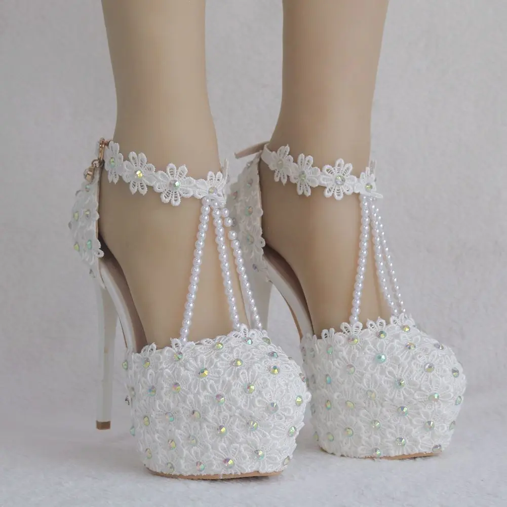 Свадебные туфли на очень высоком каблуке украшенные кристаллами и