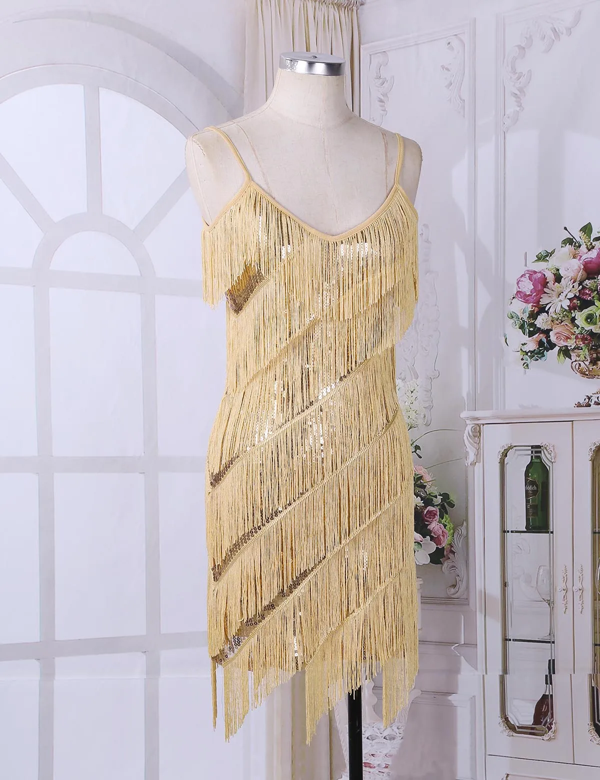 Женское платье-хлопушка на тонких бретельках с кисточками и бахромой блестками