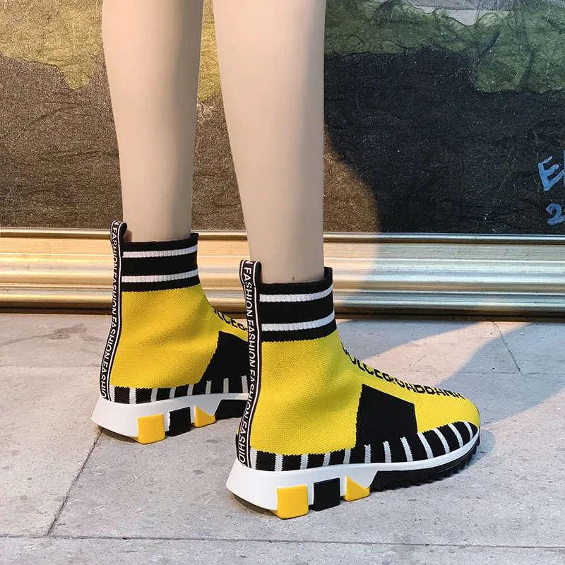 Женские модные дизайнерские сапоги с буквенным принтом необычные туфли на