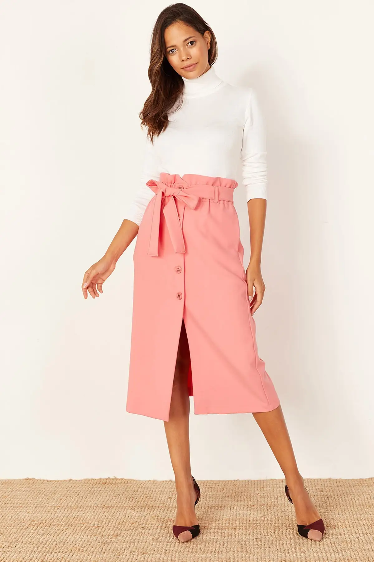 

Женская розовая юбка миди на пуговицах спереди