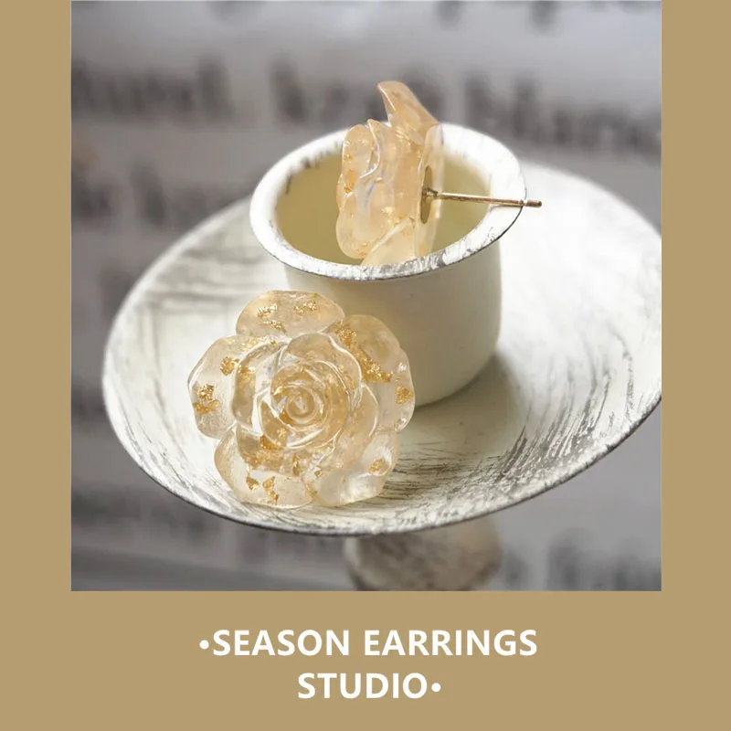 

2020 Ins Korean Style Temperament Rose Flower Shape Earrings For Women Resin Gold Color Rose Clip On Earring Without Piercing