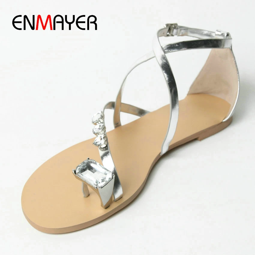 

Женские сандалии-гладиаторы ENMAYER, повседневные сандалии из микрофибры с ремешком и пряжкой, летняя обувь на плоской платформе с кристаллами...