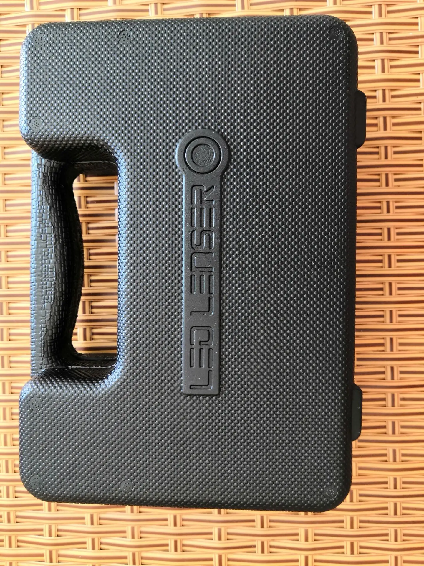 The powerful updated M7R Rechargeable LED Flashlight with 18650 Battery and Retail Packaging free shipping | Электроника