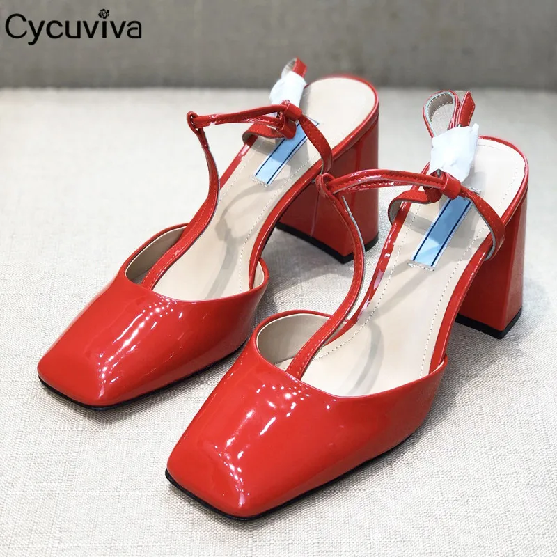 Женские босоножки из лакированной кожи на высоком квадратном каблуке с