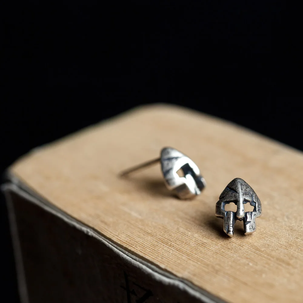 Женские серебряные серьги-гвоздики с спартанской маской | Украшения и аксессуары