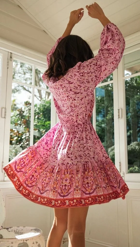 Богемное короткое платье с V-образным вырезом и цветочным принтом длинным