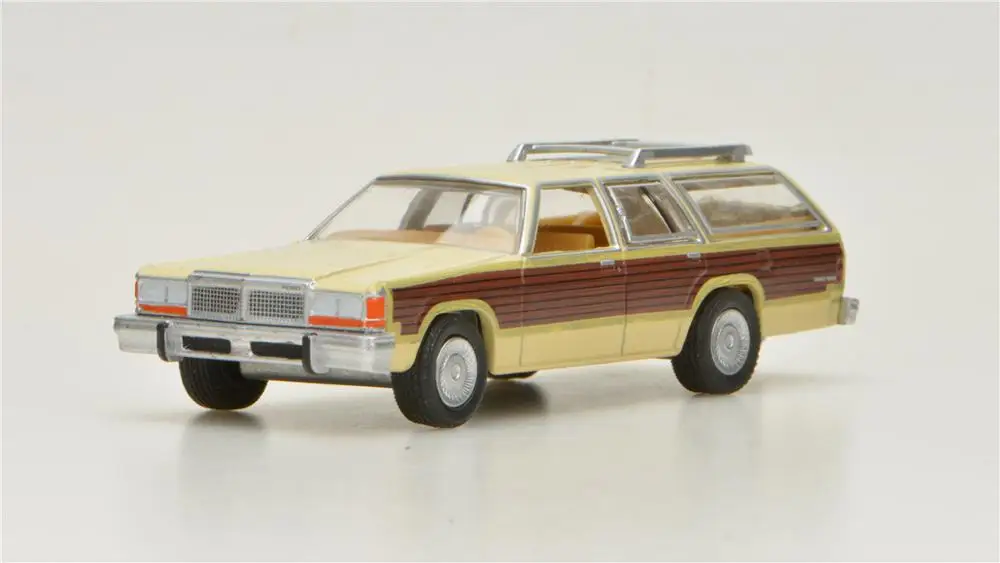 Светло-желтый 1: 64 1987 Ford LTD Crown Victoria Wagon модель автомобиля - Цвет: Светло-желтый