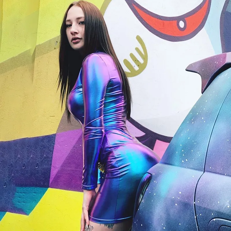 Модное светоотражающее голографическое платье с высоким воротом и длинным