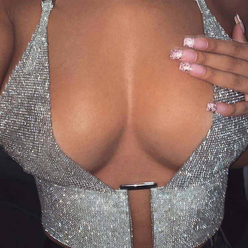 Летний пикантный серебристый укороченный топ с лямкой на шее блестящий без