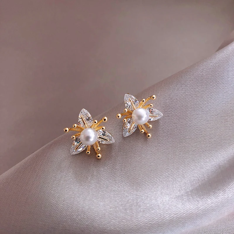 

2021 New fashion Women temperament fine crystal flowers Stud Earrings contracted small pearl modelling Earrings Jewelry