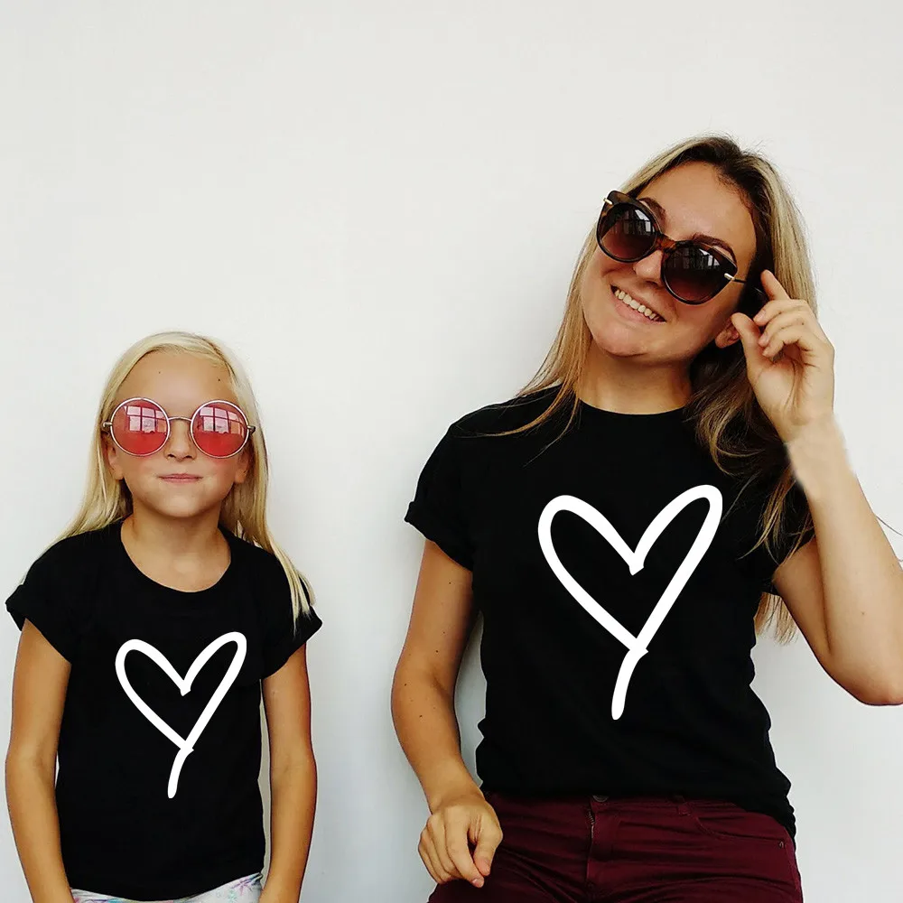 Mommy and Me Сердце печати набор одинаковых пижам для всей семьи Футболки черного
