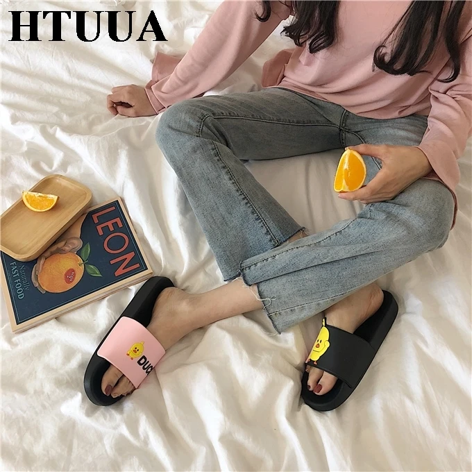 HTUUA/милые Мультяшные тапочки в виде уток; женские летние шлепанцы на плоской подошве; пляжные шлепанцы для дома и ванной; женская обувь; SX2069
