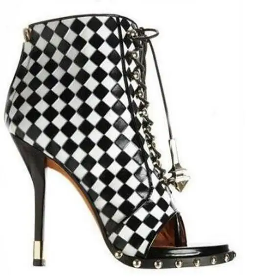 

Новинка; Цвет черный, белый; Кожаные ботильоны на высоком каблуке со шнуровкой и открытым носком; Женские короткие ботинки-гладиаторы с заклепками; Модельные туфли