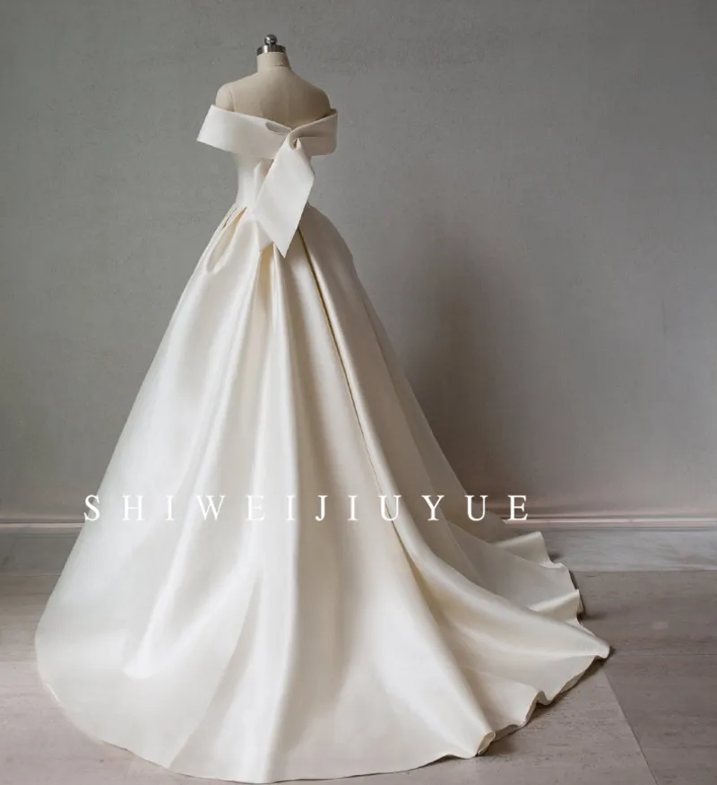 Простое свадебное платье принцессы 2020 атласное женское с открытыми плечами со