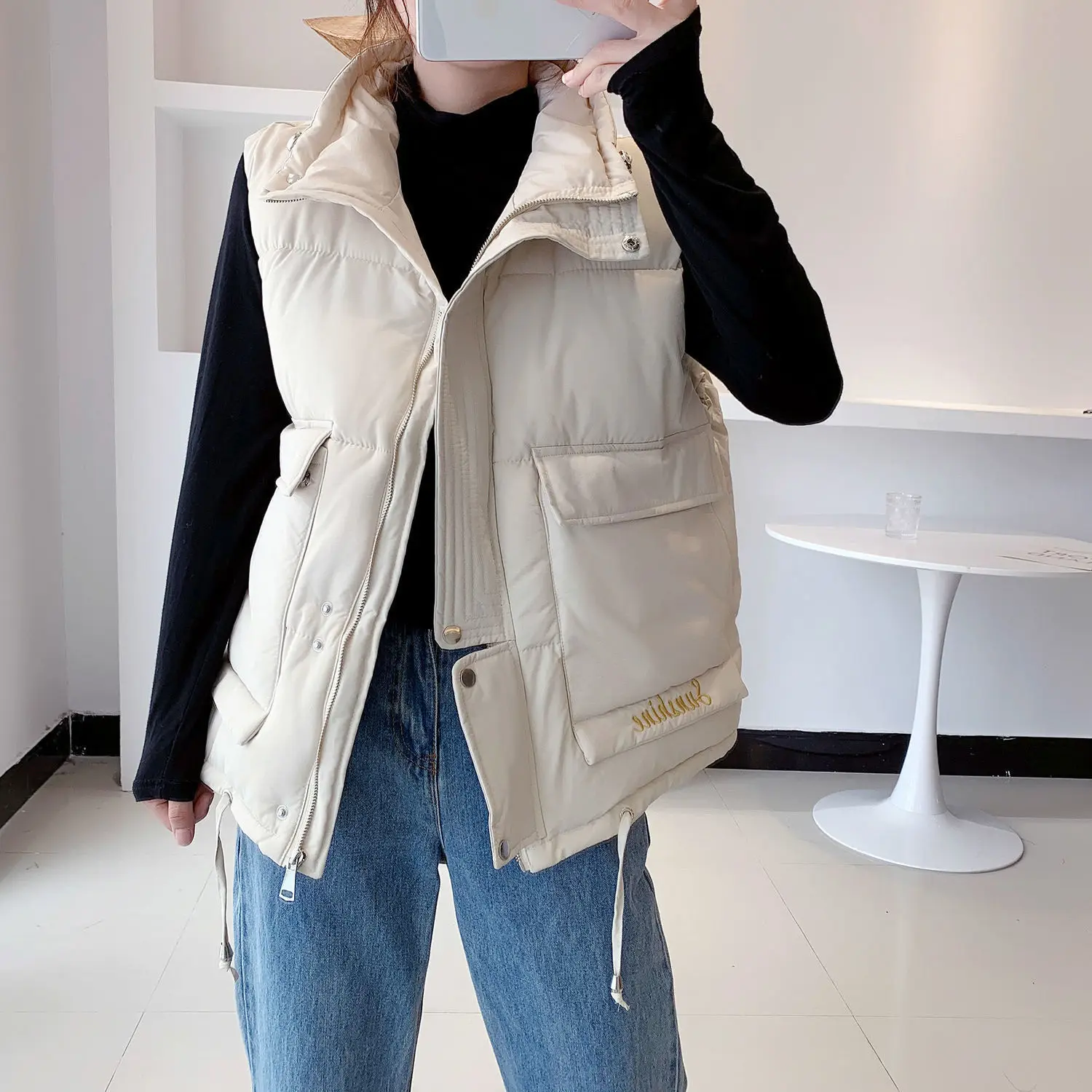 Женский короткий жилет с карманами теплый отложным воротником повседневная