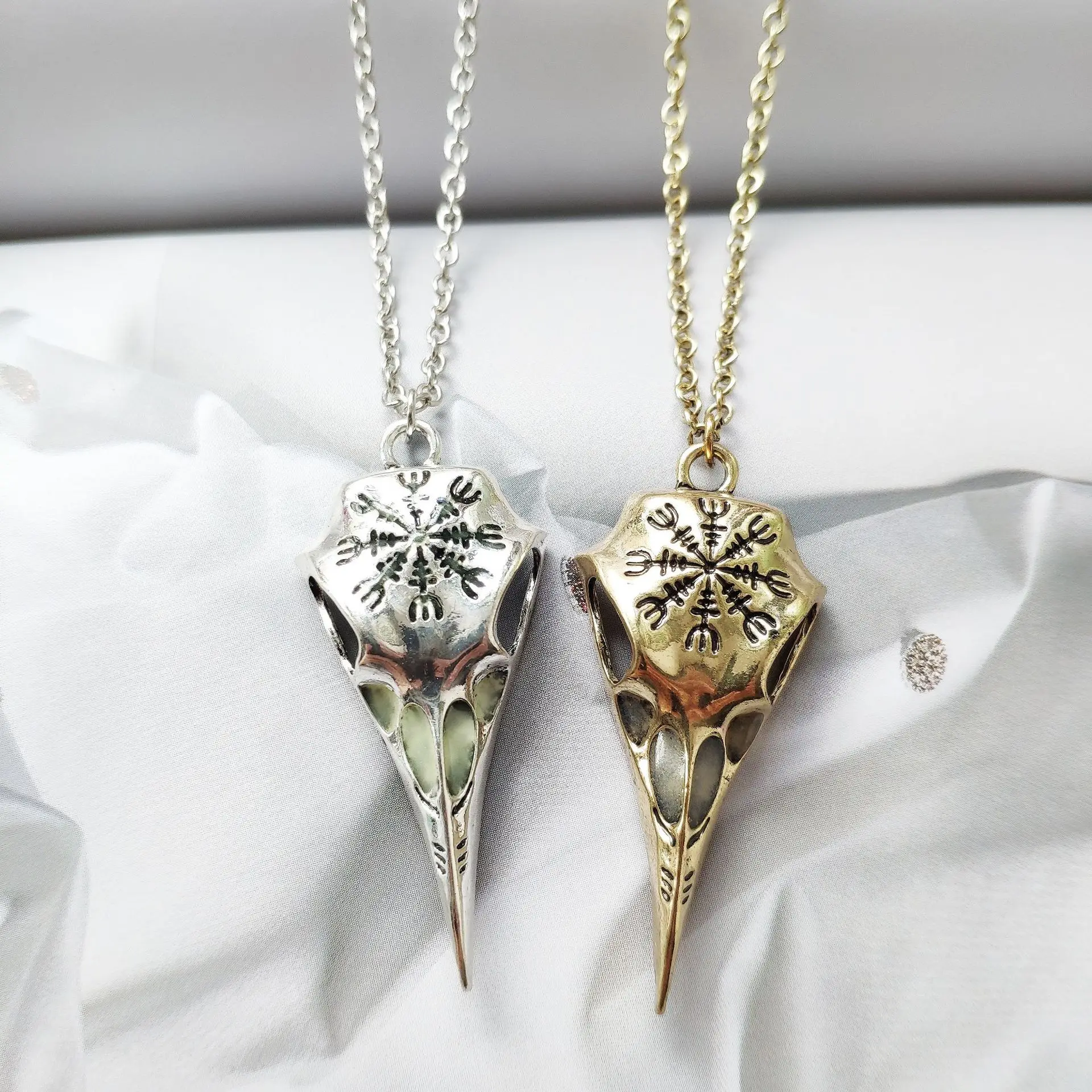 

New Retro Amulet Viking Crow Skull Eagle Beak Luminous Men's and Women's Pendant Necklace European and American Fashion Jewelry