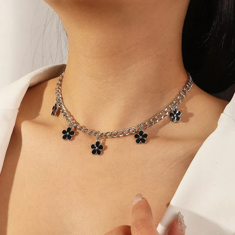 

Vintage Metal Flower Pendant Choker Necklace for Women Daisy Necklace Collar Jewelry Party Boho Fashion Jewelry Gift