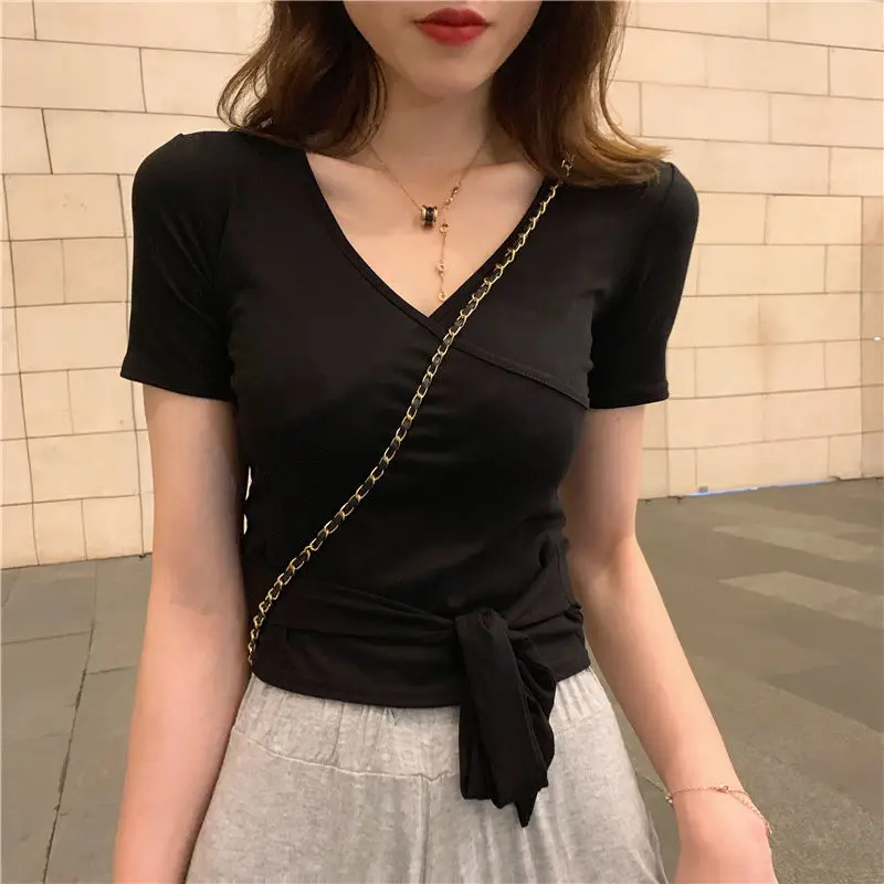 Женская блузка с коротким рукавом однотонная приталенная бантом и V-образным