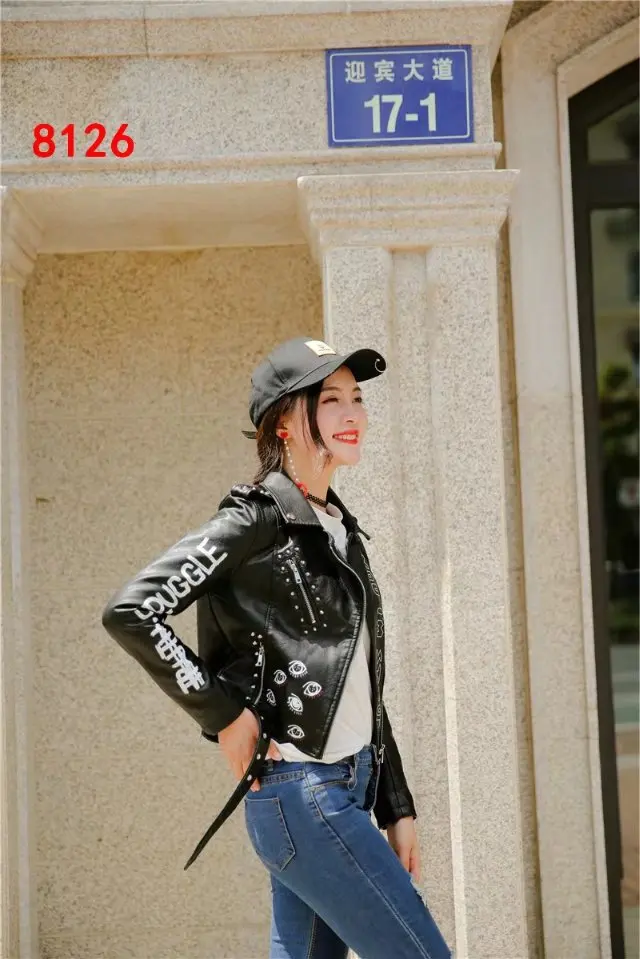 

Куртка женская короткая кожаная с заклепками и надписью, в стиле хип-хоп