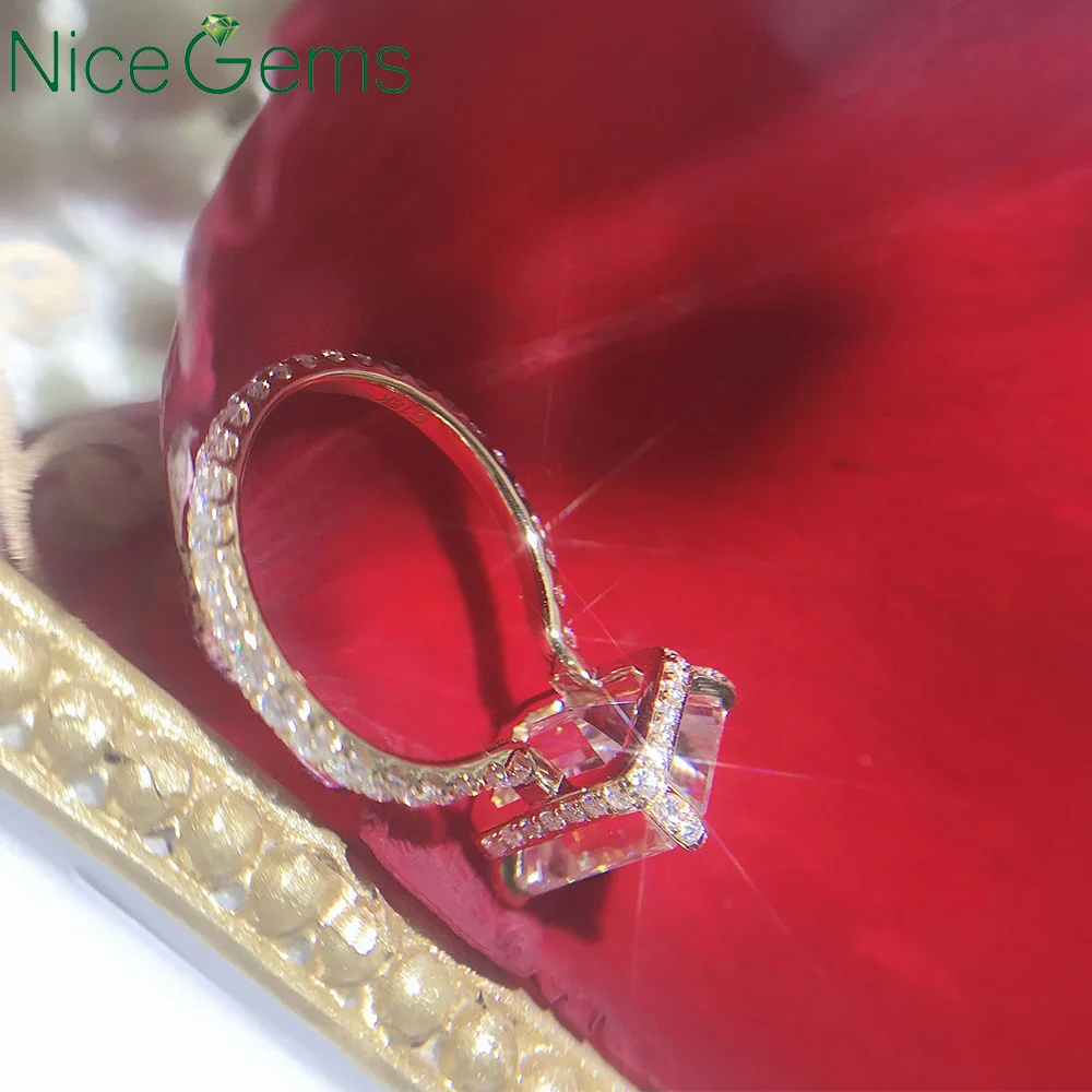 NiceGems Твердое 18K желтое золото в центре 10x8 мм 3.8ctw изумруд огранка Moissanite