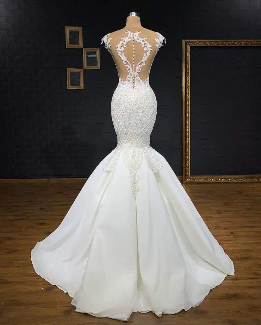 Свадебное платье с длинным шлейфом бисером шнуровкой и коротким рукавом |
