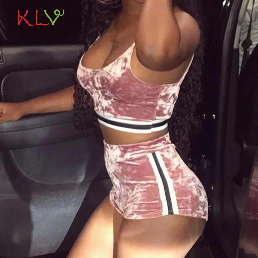 Женский Бархатный спортивный костюм облегающий из двух предметов укороченный