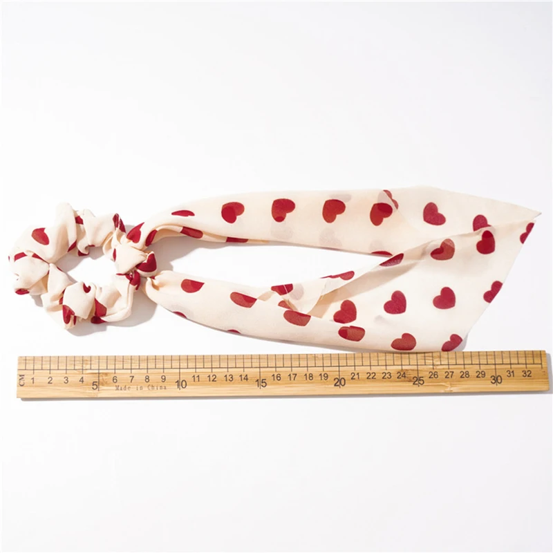 Персикового цвета с принтом в виде сердечек атласным бантом и длинной лентой