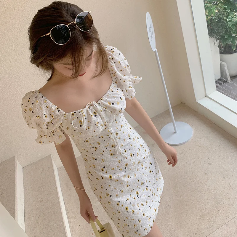 Женское длинное облегающее платье с квадратным вырезом и цветочным