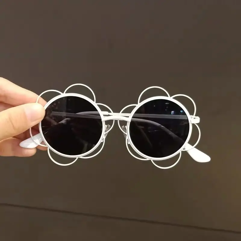 

South Korea children sunglasses girl floret modelling lovely sunglasses girl personality sunglasses show glasses