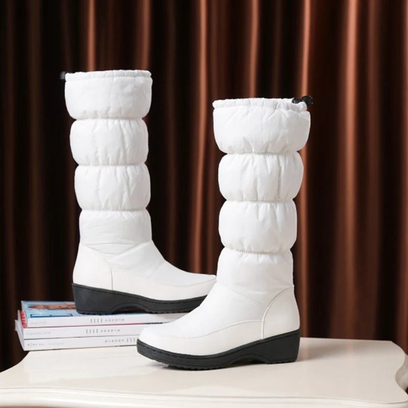 REAVE CAT/Большие размеры 35-44, новинка г. Модные женские ботинки теплые зимние ботинки на пуху зимние сапоги до середины икры на толстом меху Размеры 35-44, whit