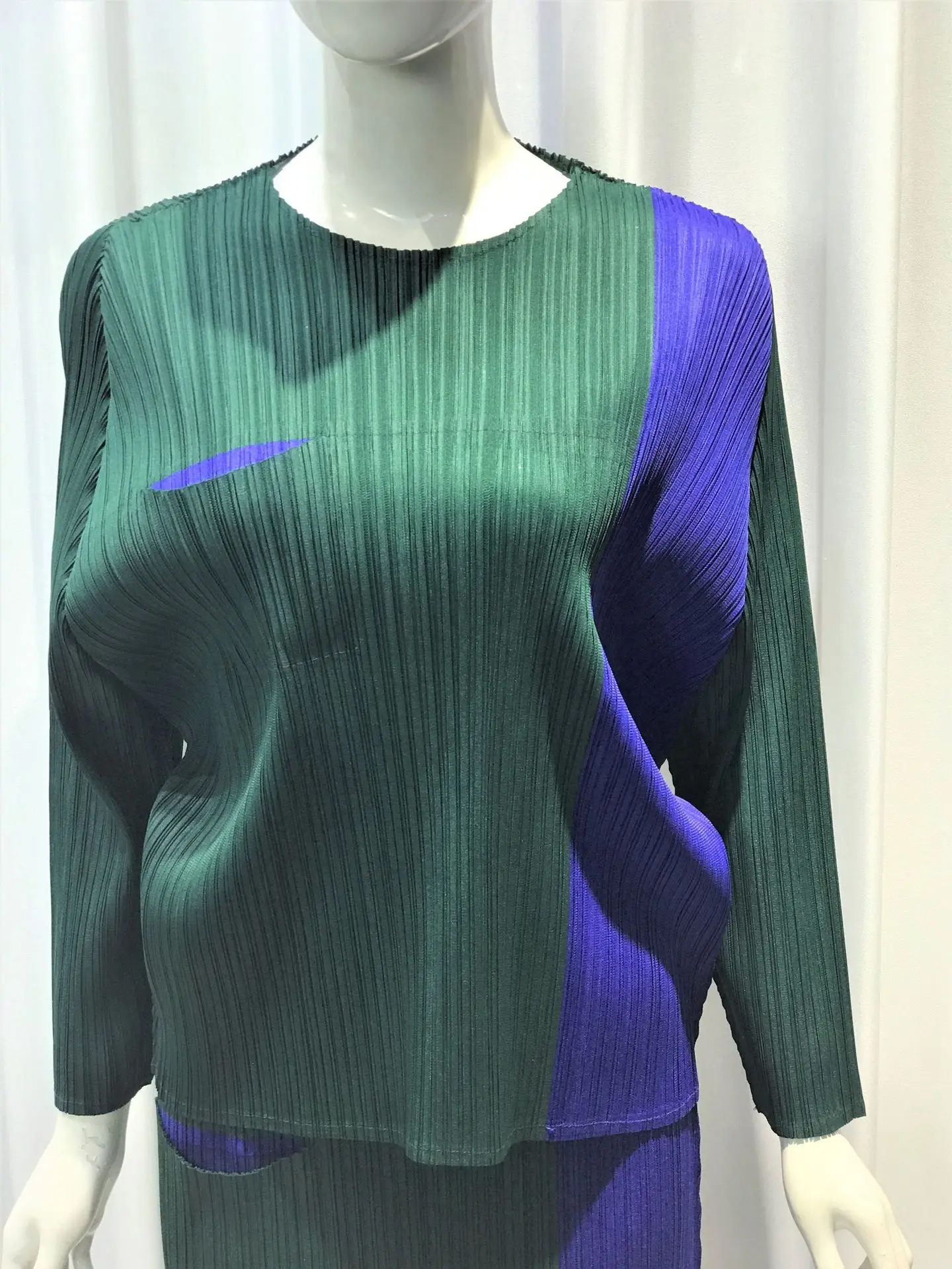 

TVVOVVIN 2021 spring new commut long sleeve two piece set patchwork contrast o-neck t-shirt high waist pleated skirt FI9R