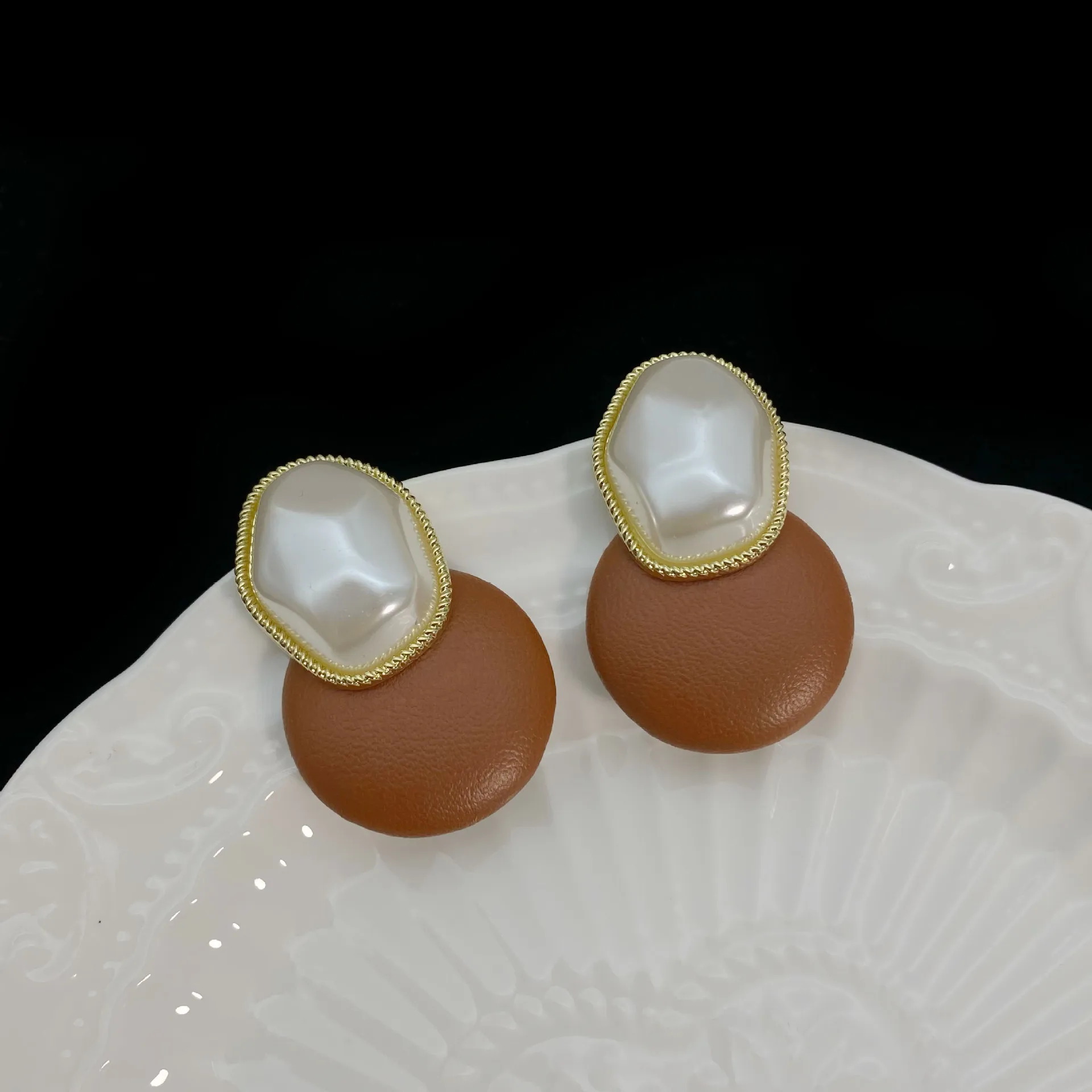 

2021 new 925 silver needle pearl leather geometric Earrings French retro Earrings Fashion temperament versatile girl Earrings