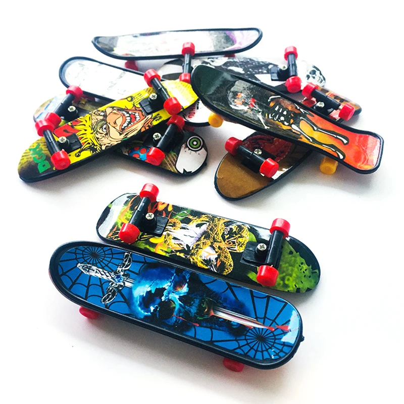 

1pc Fingerboard Mini Creative Fingertips Skateboard Plastic Finger Skate Scooter Color Random 2.8*10CM