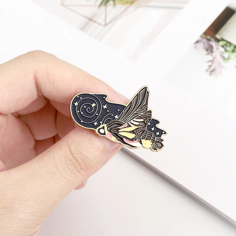 

Darwin's Great Comet Blue Long-beaked Hawk Moth Designer Original Brooch Badge Couple Small fresh Luminous Enamel Pin Gift