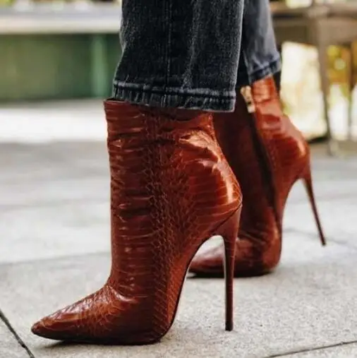 Стильные сапоги на шпильке с острым носком и боковой молнией Цвет черный