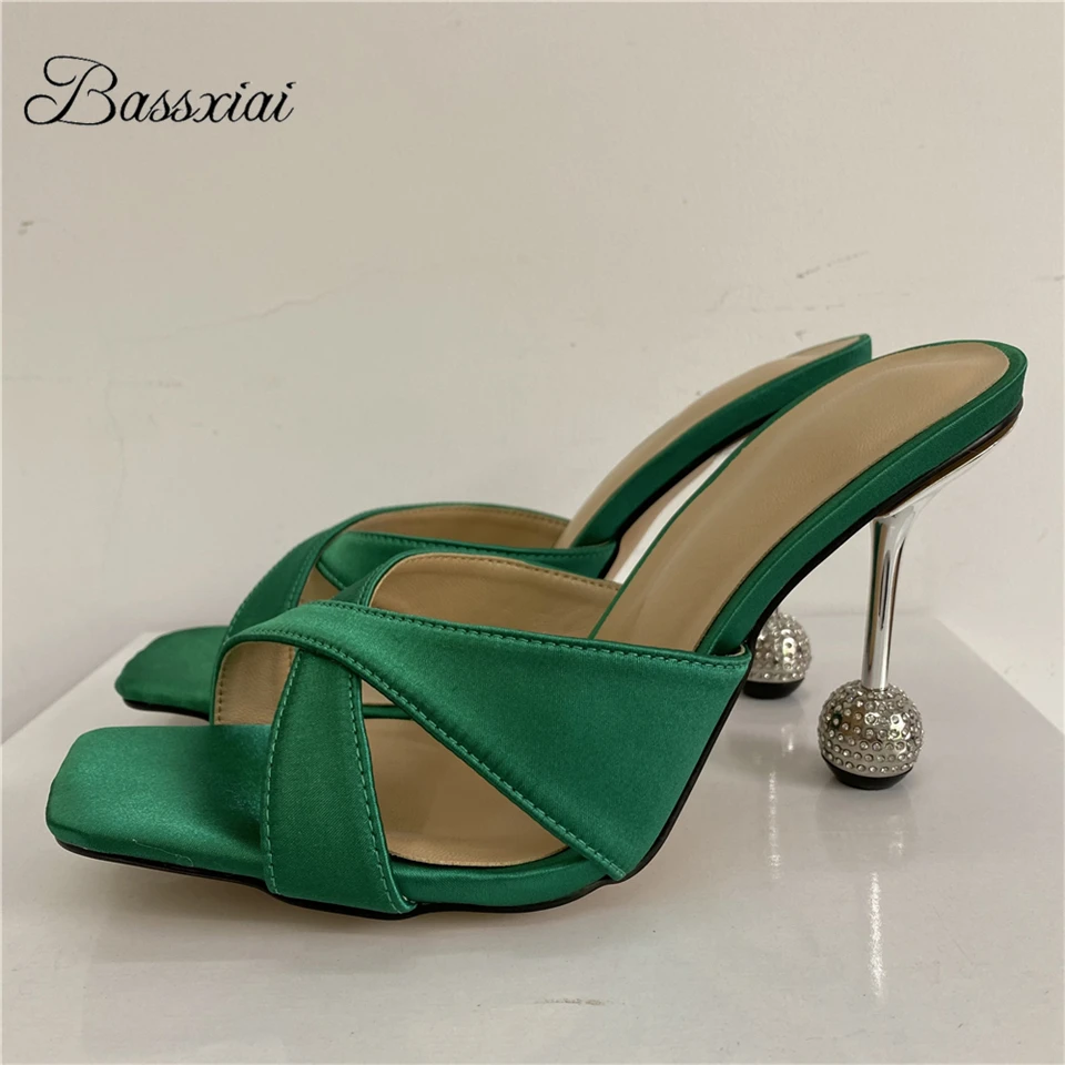 Сандалии женские на странном каблуке атласные туфли без задника с хрустальным