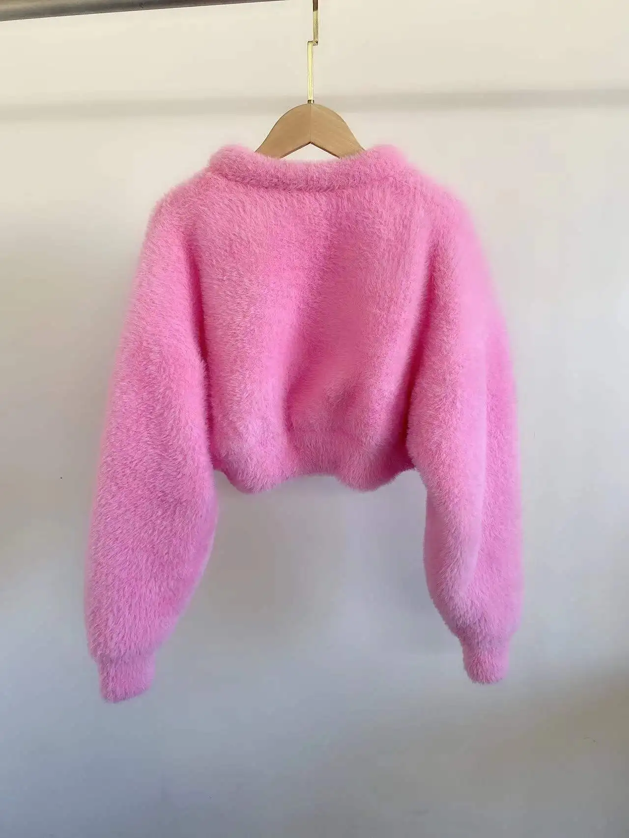 Женский короткий плотный вязаный свитер розовый и черный однобортный Кардиган