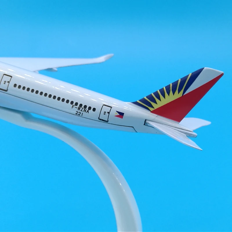 Модель самолета из сплава 16 см масштаб 1:400 | Игрушки и хобби