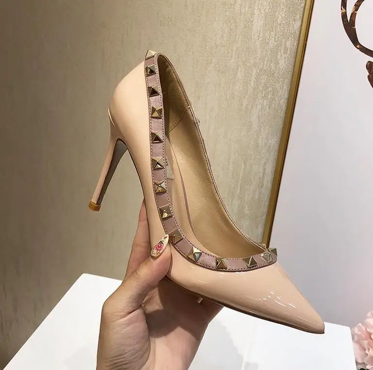 Nude patent leather Женская обувь; туфли-лодочки с заклепками; свадебные туфли; женские босоножки на высоком каблуке; пикантные свадебные туфли на высоком каблуке с ремешком на щиколотке и заклепками - Цвет: Nude patent leather